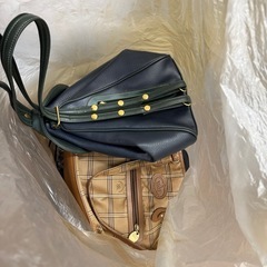 たくさんのカバンの画像