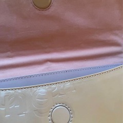 Ungaro ロゴエンボスハンドバッグ　エナメルの画像