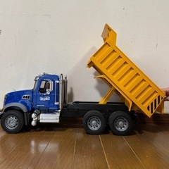ブルーダーMACK Tip up トラック BR02815の画像