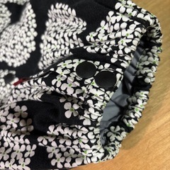 花柄抱っこ紐カバー 黒地 白い花の画像