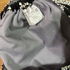 花柄抱っこ紐カバー 黒地 白い花の画像