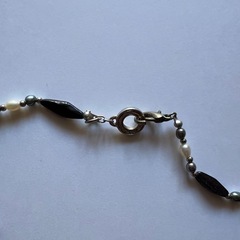 黒と白のビーズネックレスの画像