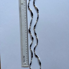 黒と白のビーズネックレスの画像