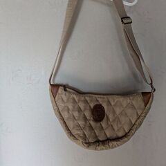 軽量　三日月 キルティング ショルダーバッグ　ベージュ　内ポケットあり　未使用の画像