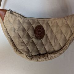軽量　三日月 キルティング ショルダーバッグ　ベージュ　内ポケットあり　未使用の画像