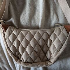 軽量　三日月 キルティング ショルダーバッグ　ベージュ　内ポケットあり　未使用の画像
