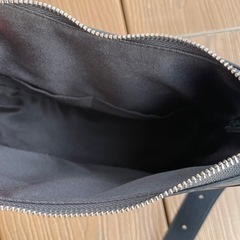 ユニクロレザータッチワンハンドルバッグ黒の画像