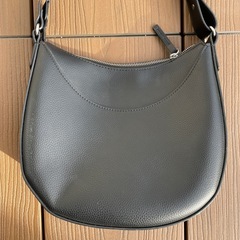 ユニクロレザータッチワンハンドルバッグ黒の画像