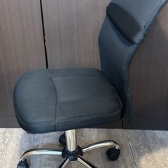 デスクチェアー黒の画像