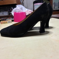 黒のパンプスの画像