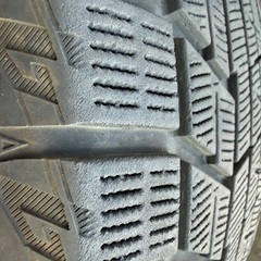 アルミホイル付スタッドレスタイヤ4本+未使用タイヤチェーンの画像