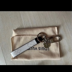 （新品未使用品）Louis Vuitton LVロゴ モノグラムスリムキーホルダーの画像