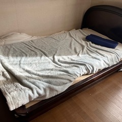 ダイニングセット、ベッドその他家具の画像