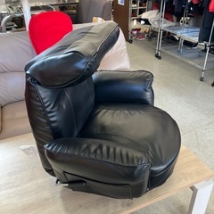 12/25まで店頭商品一部を除き半額クリスマスSALE!!開催中 イ2512-165 NITORI　テイハンパツカイテンザイス 座椅子 回転 リクライニング ブラック レザー風 キズ汚れ有りの画像
