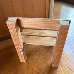 木の椅子の画像