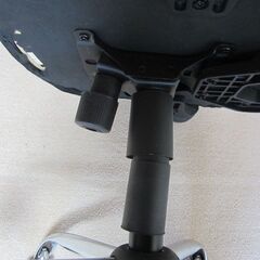 ガスチェア　中古　高さ調整　肘付　メッシュ　座少々キズの画像