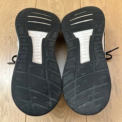 adidas スニーカーの画像