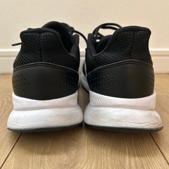 adidas スニーカーの画像