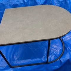 モデルルーム備品✨デザインテーブル／キレイな状態の画像