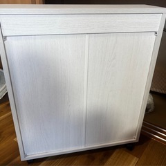 白い棚(未使用)の画像