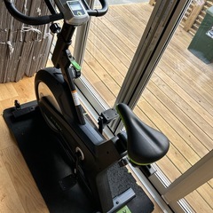 フィットネスバイク スピンバイク エクササイズバイク トレーニングマシンの画像