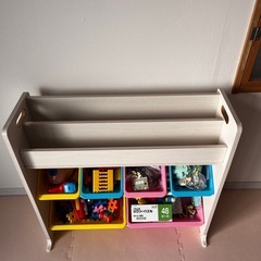 絵本オモチャ棚の画像