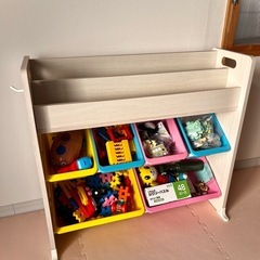絵本オモチャ棚の画像