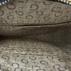 GUESSのショルダーバックの画像