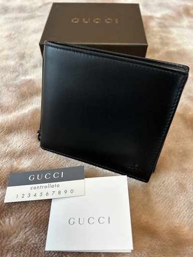 GUCCI グッチ 刻印シリアル有二つ折り財布 2つ折り財布 折財布 コンパクトウォレット さいふ サイフ 小銭入れ有 小銭入れあり 小銭入れアリ 小銭入れ付きblackブラック黒色無地ロゴ レザー約W10.5×H9.5×D2.0cm箱 冊子類イタリア製