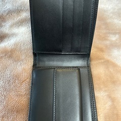 GUCCI グッチ 刻印シリアル有二つ折り財布 2つ折り財布 折財布 コンパクトウォレット さいふ サイフ 小銭入れ有 小銭入れあり 小銭入れアリ 小銭入れ付きblackブラック黒色無地ロゴ レザー約W10.5×H9.5×D2.0cm箱 冊子類イタリア製の画像