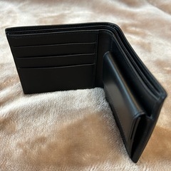 GUCCI グッチ 刻印シリアル有二つ折り財布 2つ折り財布 折財布 コンパクトウォレット さいふ サイフ 小銭入れ有 小銭入れあり 小銭入れアリ 小銭入れ付きblackブラック黒色無地ロゴ レザー約W10.5×H9.5×D2.0cm箱 冊子類イタリア製の画像