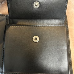 GUCCI グッチ 刻印シリアル有二つ折り財布 2つ折り財布 折財布 コンパクトウォレット さいふ サイフ 小銭入れ有 小銭入れあり 小銭入れアリ 小銭入れ付きblackブラック黒色無地ロゴ レザー約W10.5×H9.5×D2.0cm箱 冊子類イタリア製の画像