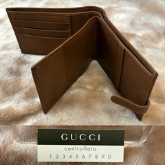 GUCCI二つ折り財布 2つ折り財布 折財布 コンパクトウォレット さいふ サイフ 小銭入れ無シリアル刻印有brown ブラウン茶色系無地　ロゴレザーW9.8×H13.5×D2.5cmカード入れ×3 札入れ×2 ポケット×3 小銭入れ×0箱 冊子類イタリア製の画像
