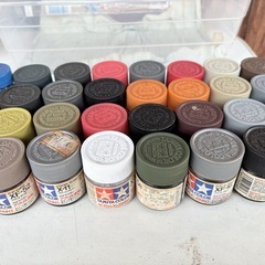 タミヤのスプレーと塗料の画像