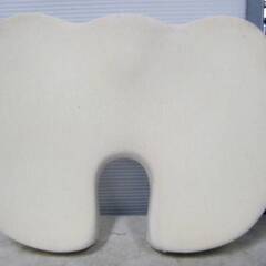 feela　エルゴ　クッション　整体　骨盤ケア　低反発　シートクッション　U字型　デスクワーク　ドライブ　坐骨神経痛の画像