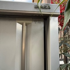 イナバ物置　鉄製(おそらく) 鍵付きの画像