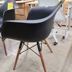 J1951【リユースのサカイ柏店】イームズチェア　ダイニングチェア　デザインチェア　ブラック　クリーニング済みの画像