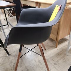 J1952【リユースのサカイ柏店】イームズチェア　ダイニングチェア　デザインチェア　ブラック　クリーニング済みの画像