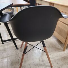 J1952【リユースのサカイ柏店】イームズチェア　ダイニングチェア　デザインチェア　ブラック　クリーニング済みの画像