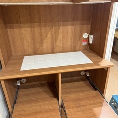 キッチンボード　食器棚の画像