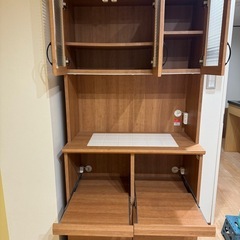 キッチンボード　食器棚の画像