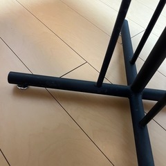 木目テーブル　椅子二脚セットの画像