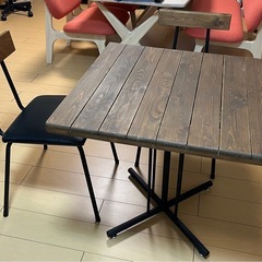 木目テーブル　椅子二脚セットの画像
