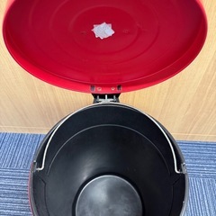 ◎  インテリアにもいける、おしゃれなスチール製 赤い ダストボックスの画像