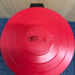 ◎  インテリアにもいける、おしゃれなスチール製 赤い ダストボックスの画像