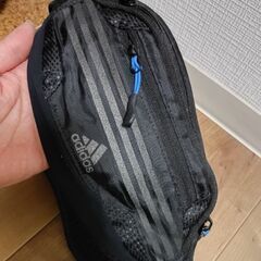 adidas　ランニング用ボディバッグ小さめの画像