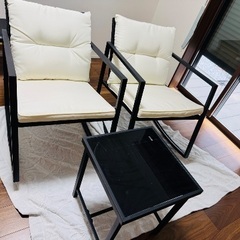 屋外用チェアとテーブルの画像