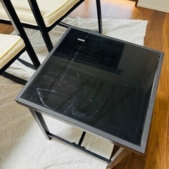 屋外用チェアとテーブルの画像