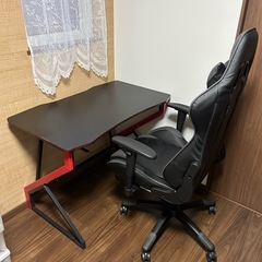 ゲーミングデスクの画像