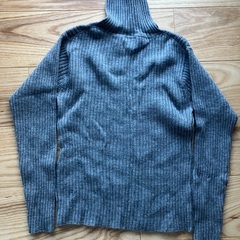 首周りまで暖かなセーターの画像